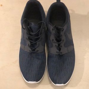 Men’s Nike Sneaker - size 9